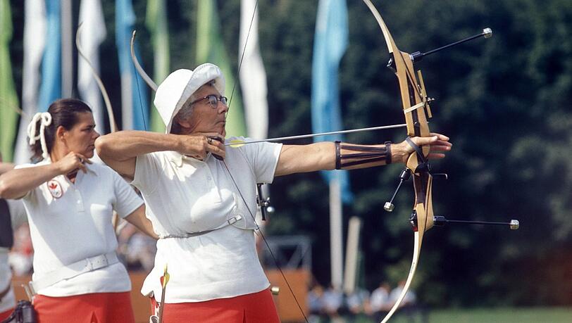 10.9.1972: Marjory Saunders (Kanada) beim Olympischen Bogenschieß-Wettbewerb.