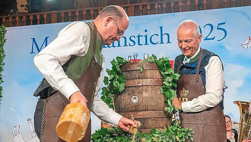 Finanzminister Albert F&uuml;racker (CSU) zapft an. Das Bierfass st&uuml;tzt Michael M&ouml;ller, bis letztes Jahr Direktor des Hofbr&auml;uhauses.
