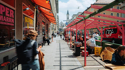 Schellingstra&szlig;e Ecke Amalienstra&szlig;e. Etliche Schanig&auml;rten und Freischankfl&auml;chen gibt es hier. Das gef&auml;llt nicht allen in der Nachbarschaft. Auch Monika Schmidt, die ihr Kunstantiquariat in der Schellingstra&szlig;e 33 nach 55 Jahren schlie&szlig;t, &auml;u&szlig;ert Kritik. (Symbolbild)