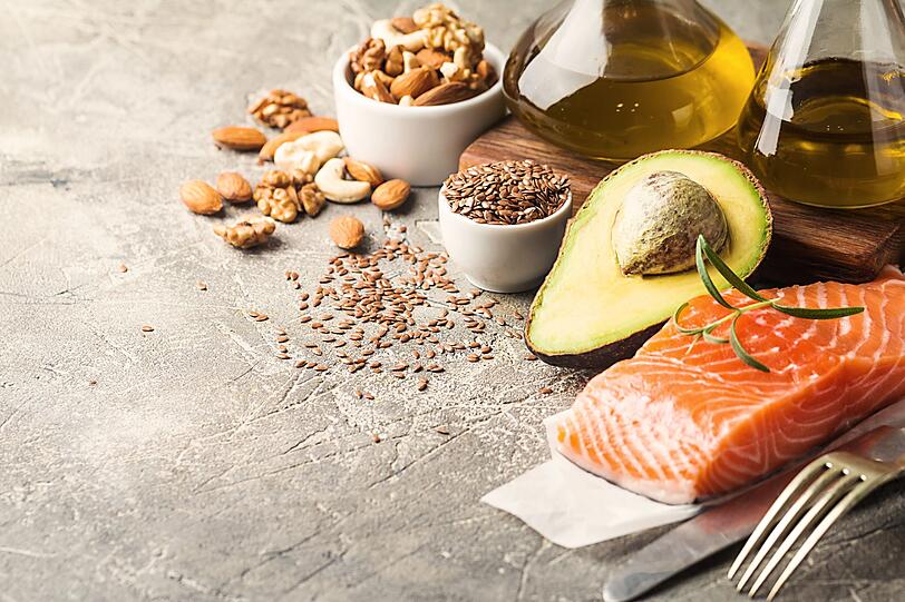 Omega-3-Fettsäuren sind essenzielle, mehrfach ungesättigte Fettsäuren, die der Körper nicht selbst produzieren kann und daher über die Nahrung aufnehmen muss. Sie tragen entscheidend zur Gehirnfunktion bei, indem sie die Signalübertragung zwischen den Zellen und die Gesundheit der Synapsen unterstützen. Omega-3-Fettsäuren sind etwa in Nüssen, Leinöl, Rapsöl, Avocados oder Lachs enthalten. Omega-3-Fettsäuren sind essenzielle, mehrfach ungesättigte Fettsäuren, die der Körper nicht selbst produzieren kann und daher über die Nahrung aufnehmen muss. Sie tragen entscheidend zur Gehirnfunktion bei, indem sie die Signalübertragung zwischen den Zellen und die Gesundheit der Synapsen unterstützen. Omega-3-Fettsäuren sind etwa in Nüssen, Leinöl, Rapsöl, Avocados oder Lachs enthalten.