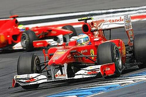 Der rote Sündenfall: Fernando Alonso (vorn) ist an seinem Ferrari-Teamkollegen Felipe Massa vorbeigezogen. Gegenwehr? Im Gegenteil. Das Manöver hat sich über Boxenfunk angekündigt.