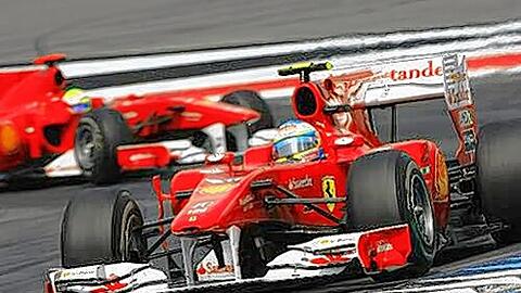 Der rote Sündenfall: Fernando Alonso (vorn) ist an seinem Ferrari-Teamkollegen Felipe Massa vorbeigezogen. Gegenwehr? Im Gegenteil. Das Manöver hat sich über Boxenfunk angekündigt.