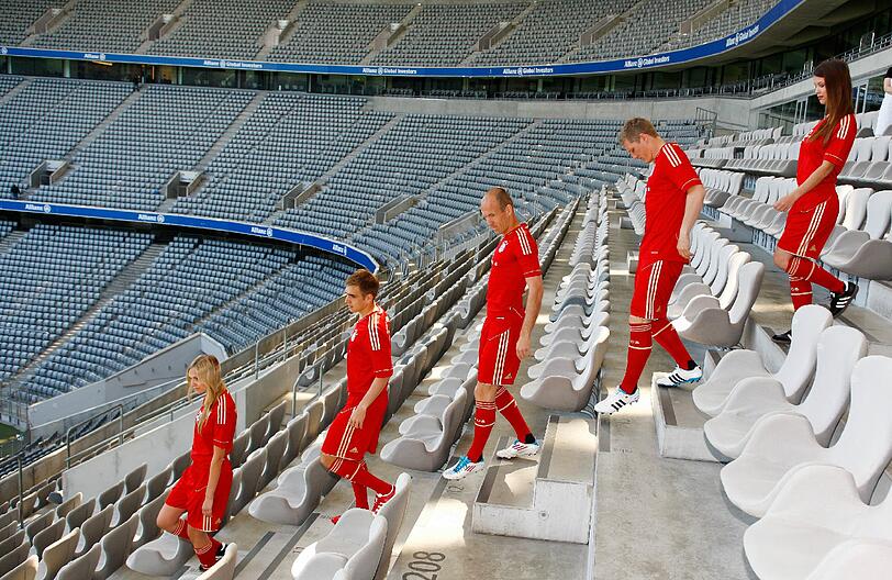 In der Allianz Arena findet das Champions League-Finale 2012 statt: Da wollen Lahm & Co. in ihrem neuen Heimtrikot für die kommende Spielzeit dabei sein.