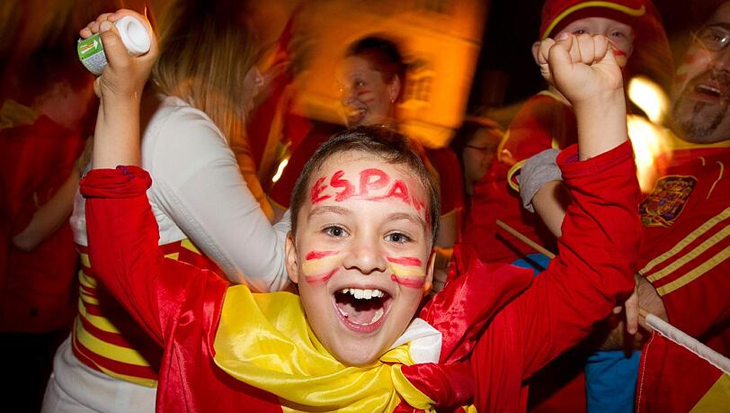 Spaniens Fußballfans müssen für das WM-Qualifikations-Spiel ihrer Nationalmannschaft in Weißrussland am Freitag notgedrungen das Radio einschalten. Spaniens Fußballfans müssen für das WM-Qualifikations-Spiel ihrer Nationalmannschaft in Weißrussland am Freitag notgedrungen das Radio einschalten.