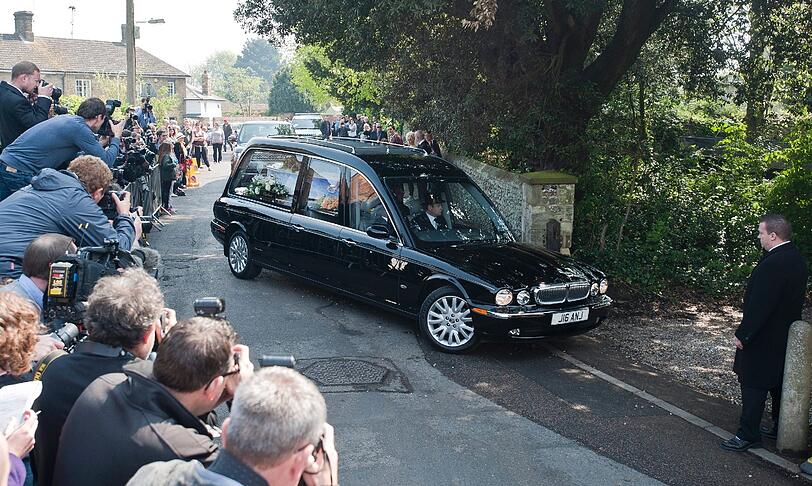 Hier fährt der Leichenwagen durch das Portal der Kirche in Kent.