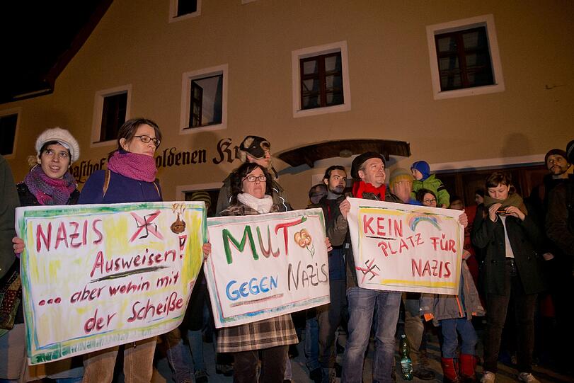 Die Bewohner von Vorra auf einer Kundgebung gegen Rechtsradikalismus und Rassismus.