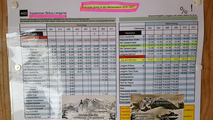 Ein Plan im Bushäusl zeigt die Abfahrtszeiten zurück zum Bahnhof in Lenggries.