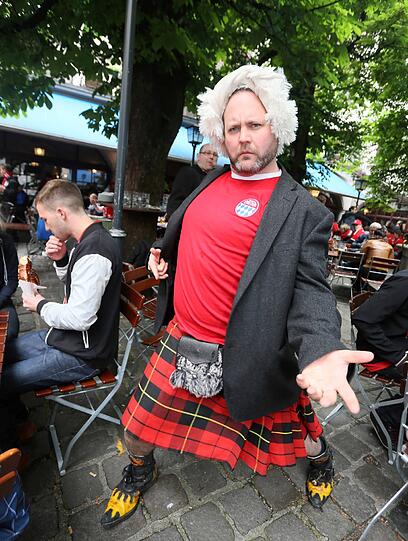 Fans lassen es beim Champions-League-Finale des FC Bayern gegen Dortmund rund um den Marienplatz krachen. Die Bilder