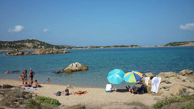 Auf La Maddalena bieten viele versteckte Ministrände Platz zur Erholung.