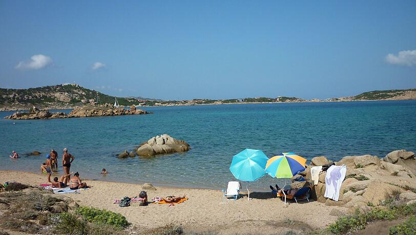 Auf La Maddalena bieten viele versteckte Ministrände Platz zur Erholung. Auf La Maddalena bieten viele versteckte Ministrände Platz zur Erholung.