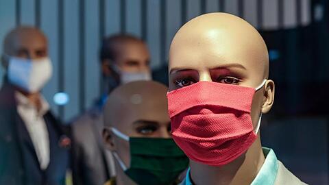 Schaufensterpuppen mit Mundschutz stehen in einem Geschäft. Foto: Jens Kalaene/dpa-Zentralbild/dpa/Symbolbild