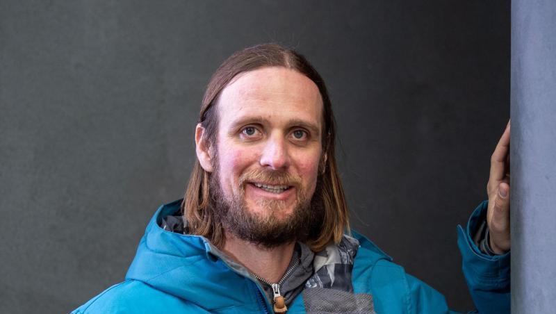 Frederik Mayet, der die Rolle von Jesus Christus spielt, steht am Rande einer Probe auf der Bühne.
