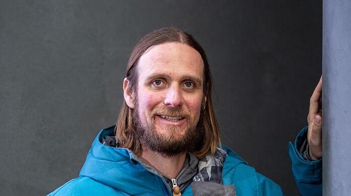 Frederik Mayet, der die Rolle von Jesus Christus spielt, steht am Rande einer Probe auf der Bühne.