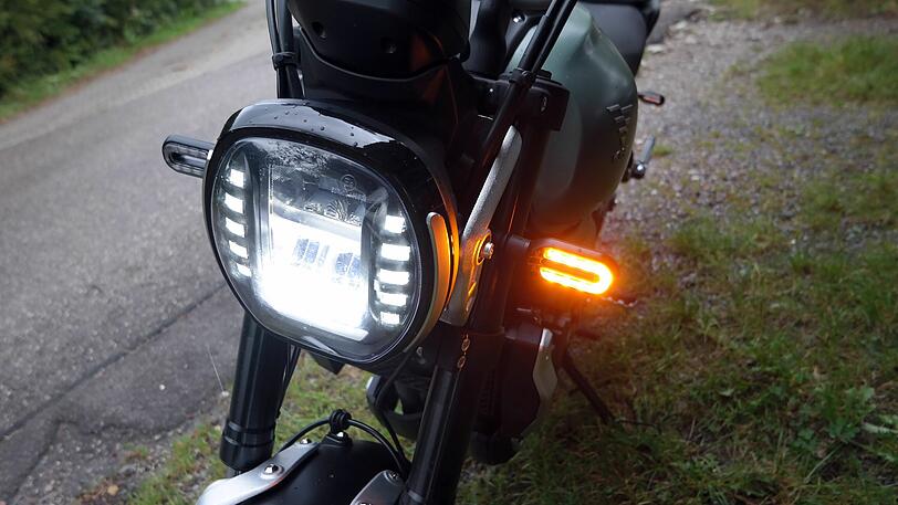 LED-Scheinwerfer und -Blinker sorgen für gute Sicht und Sichtbarkeit.