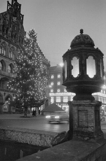 Weihnachtlicher Marienplatz im Jahr 1957.