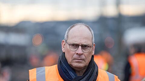 Hofft wie die Fahrg&auml;ste auf besseres Wetter: Der Vorstand Infrastrukturplanung und -projekte bei der DB InfraGo, Gerd-Dietrich Bolte. (Archivbild)