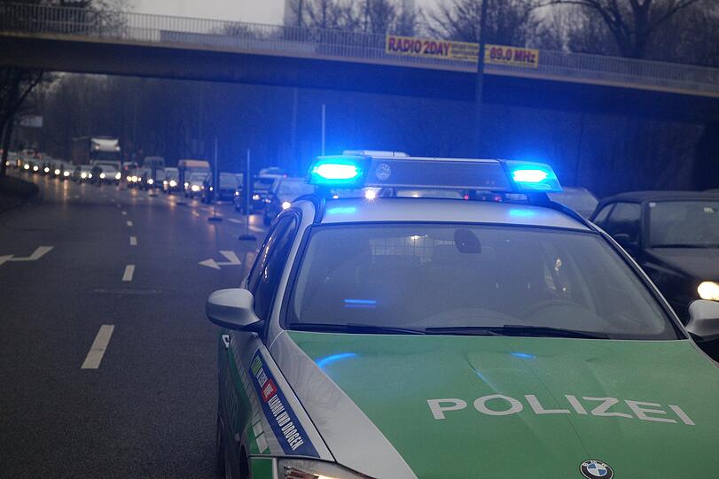 Erst um 9.40 Uhr konnte das Ausströmen des Wassers gestoppt werden.