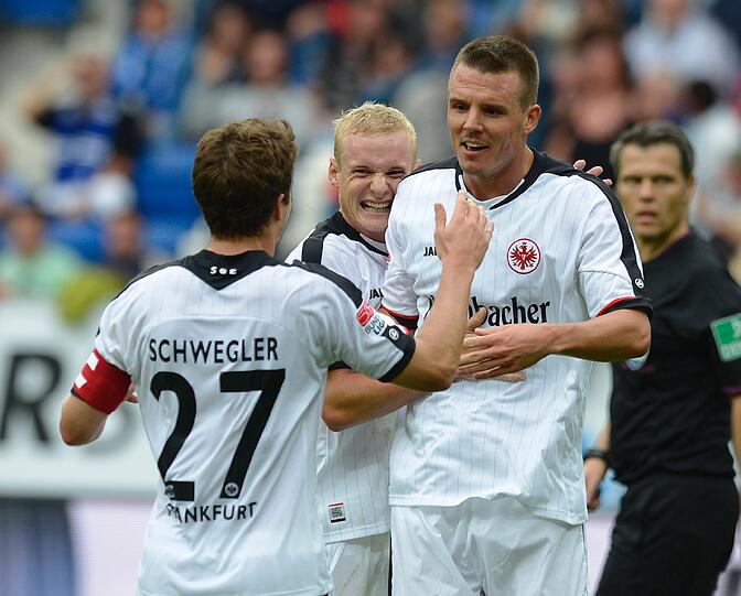 ... mit sage und schreibe 0:4 gewinnen die Frankfurter in Hoffenheim: 2 x Maier, Schwelger und Lanig treffen für die starken Frankfurter, die jetzt auf Rang 1 stehen: "Wir wären enttäuscht, wenn wir jetzt nicht deutscher Meister werden" sagte Armin Veh humorvoll auf der Pressekonferenz nach dem Spiel