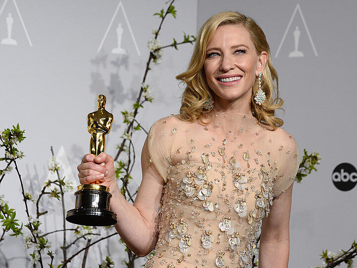 Oscar-Preisträgerin Cate Blanchett mit ihrer Trophäe