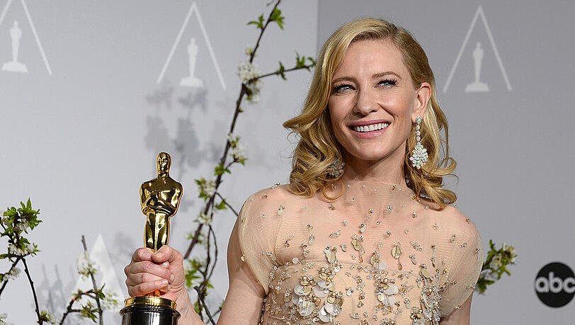 Oscar-Preisträgerin Cate Blanchett mit ihrer Trophäe Oscar-Preisträgerin Cate Blanchett mit ihrer Trophäe