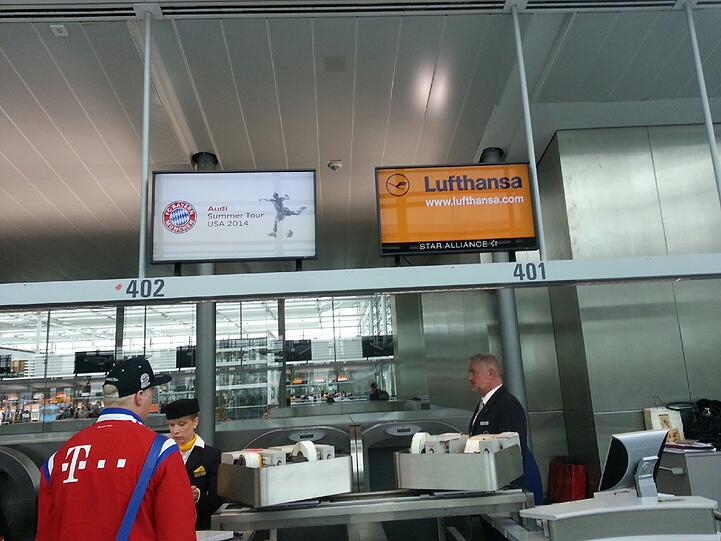 Bilder vom Flughafen München: Der FC Bayern vor dem Abflug in die USA.