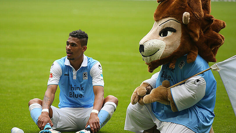 Rubin Okotie sucht noch immer nach seiner Hinrunden-Form. Da kann auch Löwen-Maskottchen "Sechzgerl" nicht helfen. Rubin Okotie sucht noch immer nach seiner Hinrunden-Form. Da kann auch Löwen-Maskottchen "Sechzgerl" nicht helfen.