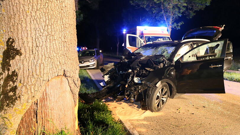 Tödlicher Unfall: In der Alleestraße vor der Ortschaft Tüßling ist ein 55-jähriger Mann mit seinem Pkw auf gerader Fahrbahn nach rechts von der Straße abgekommen und gegen einen Baum geprallt. Die Bilder. Tödlicher Unfall: In der Alleestraße vor der Ortschaft Tüßling ist ein 55-jähriger Mann mit seinem Pkw auf gerader Fahrbahn nach rechts von der Straße abgekommen und gegen einen Baum geprallt. Die Bilder.
