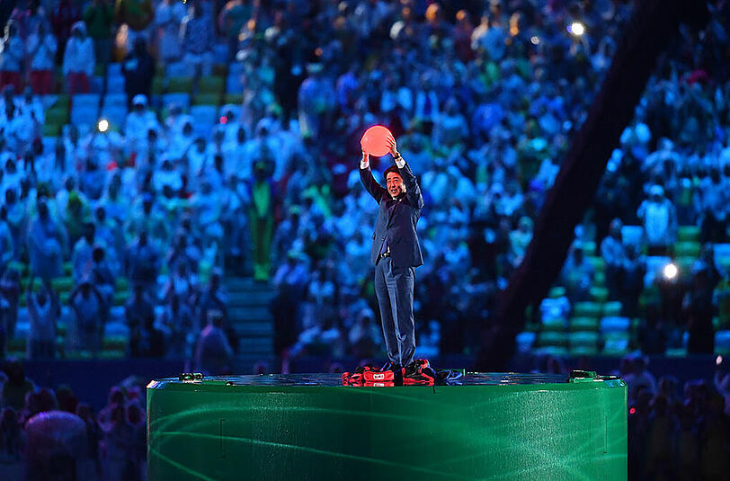 Die Bilder der knallbunten und komplett verregneten Abschlussfeier der olympischen Spiele von Rio.