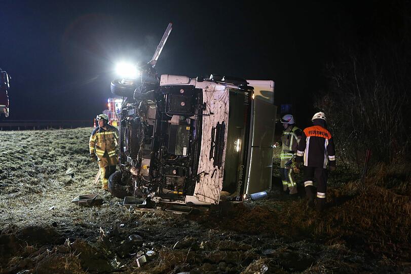 Die Feuerwehr befreit den mittelschwer verletzten Fahrer.