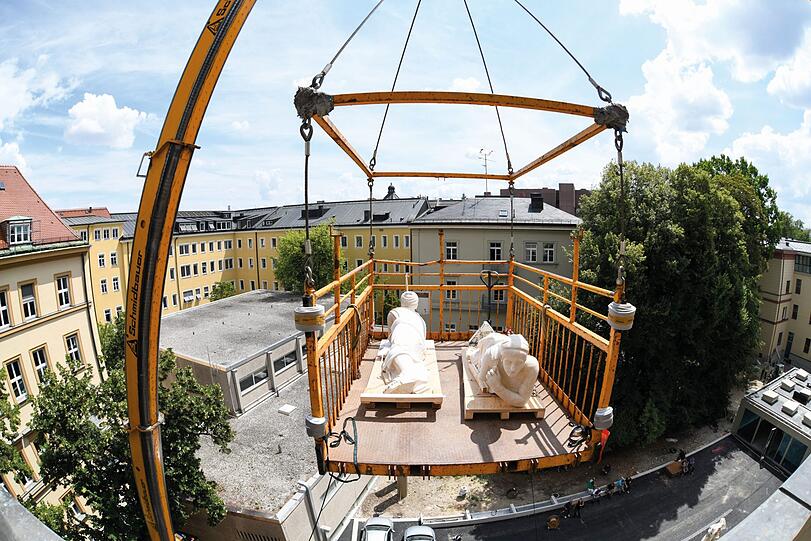 Hier werden die Figuren über einen Kran in den 3. Stock der Schule transportiert.