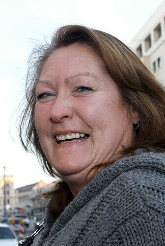 Monique Bruintjes (51) selbstständig: &bdquo;Vor etwa drei Monaten starb unsere Katze. Darum wünsche ich mir zu Weihnachten eine Neue, und zwar eine Maine-Coon. Ich liebe einfach alle Tiere und bestimmt würde die Katze sich gut mit unseren Gänsen verstehen. Ich weiß sogar schon, wie sie heißt: Büschte. Mit diesem Namen wurde sie geboren, also behalten wir ihn auch bei.&ldquo;