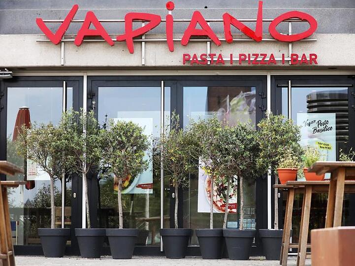 Die neue Investorengruppe der schwer angeschlagenen Restaurantkette Vapiano will spätestens ab August wieder 30 Läden in Deutschland öffnen.