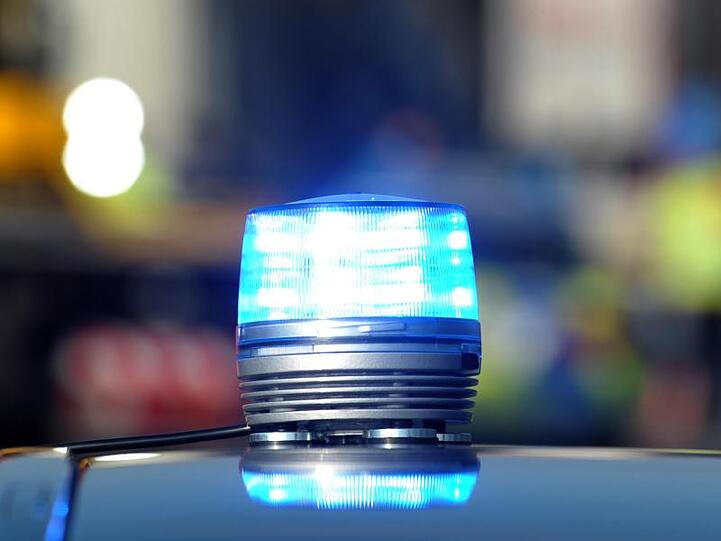 Blaulicht leuchtet auf dem Dach eines Polizeiwagens. Foto: Lino Mirgeler/Archiv
