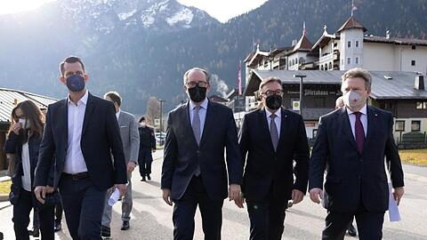 Gesundheitsminister Wolfgang Mückstein (l) und Bundeskanzler Alexander Schallenberg (2.v.l.) vor der Verkündung des erneuten Lockdowns.