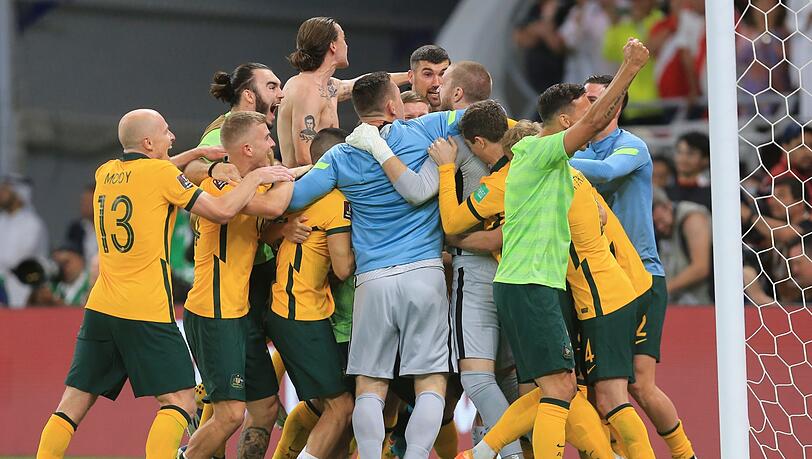 Australiens Spieler jubeln nach dem Sieg im Elfmeterschießen.