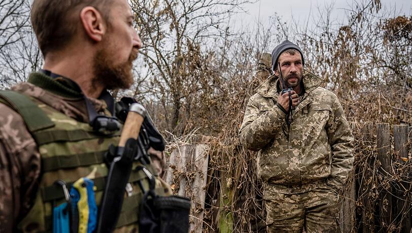 Ein ukrainischer Soldat kommuniziert über ein Walkie-Talkie über mögliche Verletzte in der Gegend um Terny. Die ukrainischen Truppen setzen ihre Gegenoffensive im Osten des Landes fort, stoßen aber in der Region Luhansk auf heftigen Widerstand.