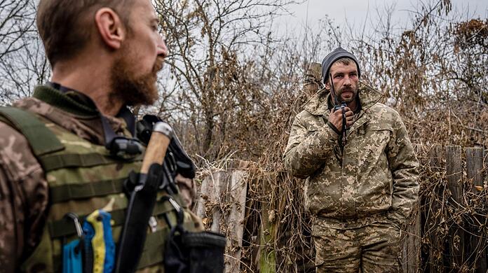 Ein ukrainischer Soldat kommuniziert über ein Walkie-Talkie über mögliche Verletzte in der Gegend um Terny. Die ukrainischen Truppen setzen ihre Gegenoffensive im Osten des Landes fort, stoßen aber in der Region Luhansk auf heftigen Widerstand.