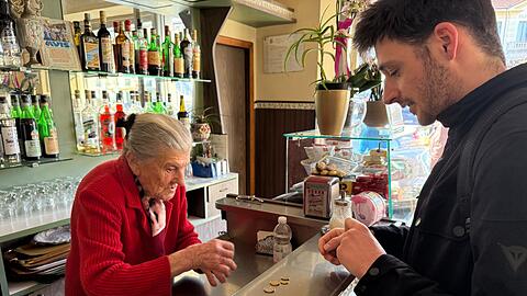 Jeden Tag öffnet Anna Possi ihr Café „Bar Centrale“.