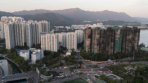 Nach dem Brand in einer Wohnanlage in Hongkong gelten weiterhin rund 200 Personen als vermisst.