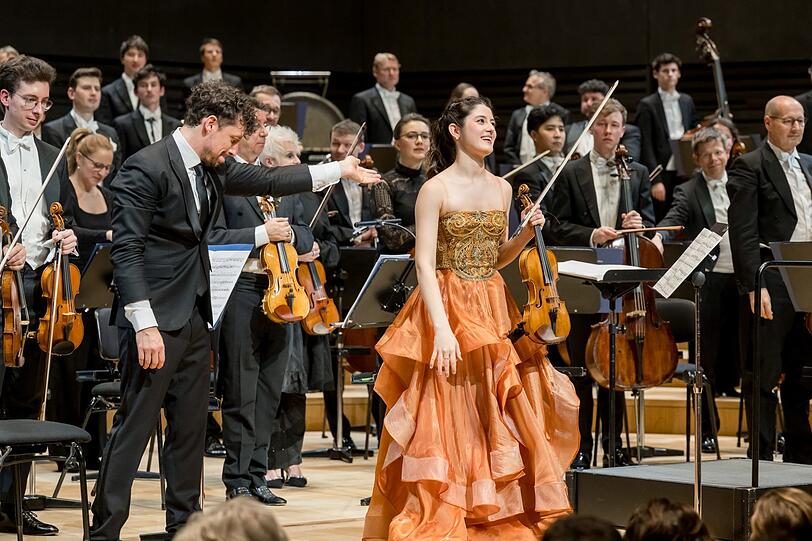 Der Dirigent Paolo Bortolameolli und die Geigerin María Dueñas im Dezember 2025 in der Isarphilharmonie. Der Dirigent Paolo Bortolameolli und die Geigerin María Dueñas im Dezember 2025 in der Isarphilharmonie.