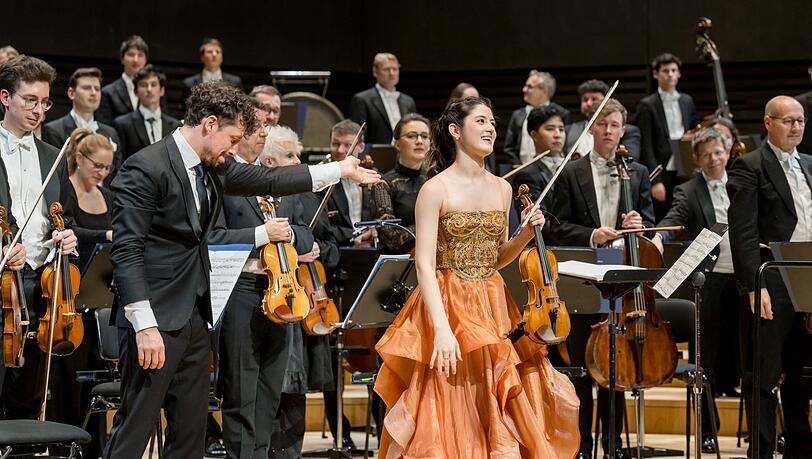 Der Dirigent Paolo Bortolameolli und die Geigerin Mar&iacute;a Due&ntilde;as im Dezember 2025 in der Isarphilharmonie.