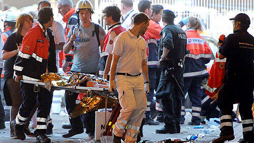 Bilder, die man so schnell nicht vergisst: Notärzte und Sanitäter kümmern sich um die bei einer Massen-Panik in einem Tunnel schwer verletzten Loveparade-Besucher. Bilder, die man so schnell nicht vergisst: Notärzte und Sanitäter kümmern sich um die bei einer Massen-Panik in einem Tunnel schwer verletzten Loveparade-Besucher.