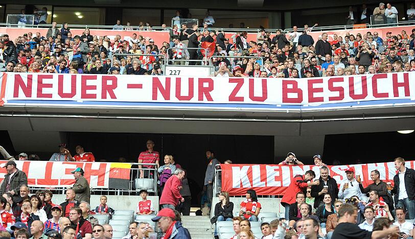 ... auf der anderen Seite, die Fans, die Neuer nicht in München willkommen heißen wollen.
