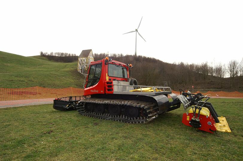 Der Ski-Berg in Fröttmaning - derzeit fahren die Pistenraupen auf Gras