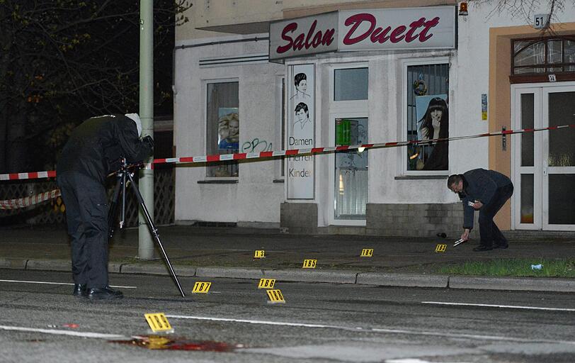 Zwei weitere Opfer mussten mit lebensgefährlichen Schusswunden noch in der Nacht notoperiert werden. Der Täter hatte gegen 1.15 Uhr vor dem Krankenhaus auf fünf junge Männer geschossen.