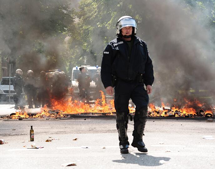 Brennende Straßenblockaden und aggressive Demonstranten: Bei einer Kundgebung von Rechtsextremisten zum "Tag der Deutschen Zukunft" kam es am Samstag in Hamburg zu schweren Ausschreitungen. Trotz eines Großaufgebots der Polizei mit mehreren tausend Beamten aus mehreren Bundesländern konnte sie Rechte und linke Gegendemonstranten nicht immer auseinanderhalten. Mehrere tausend Menschen und ein breites Bündnis aus Parteien, Gewerkschaften, Vereinen, Kirchen und anderen gesellschaftlichen Organisationen hatten sich gegen die rechte Kundgebung formiert.