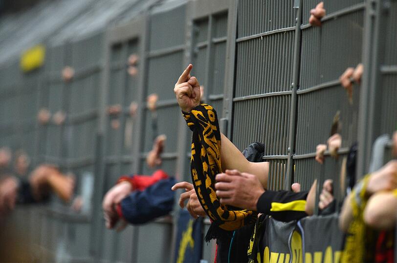 &bdquo;Dortmunder und Schalker Gewalttäter haben unser Sicherheitskonzept bewusst unterlaufen, um die gewalttätigen Auseinandersetzungen mit Unbeteiligten und dem Gegner zu suchen&ldquo;