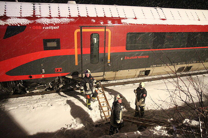 In Surberg bei Traunstein kollidiert ein Railjet-Zug mit dem Auto einer Rentnerin, das auf die Gleise gerutscht ist. Das Auto wird von der Wucht des Aufpralls in zwei Teile zerrissen. Verletzt wird glücklicherweise niemand.