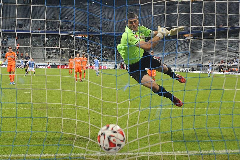 ... der Ball fliegt im hohen Bogen über den Fürther Kapitän.