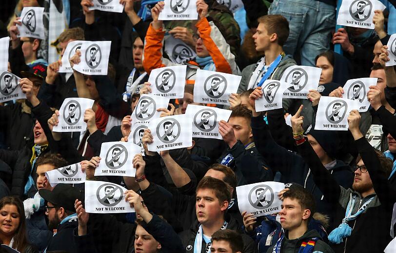 1860-Investor Hasan Ismaik schaute das Spiel gegen Bochum gemeinsam mit Präsident Peter Cassalette. Die Fans begegneten dem Investor mit "Hasan-raus"-Sprechchören, unschönen Spruchbändern und Plakaten.